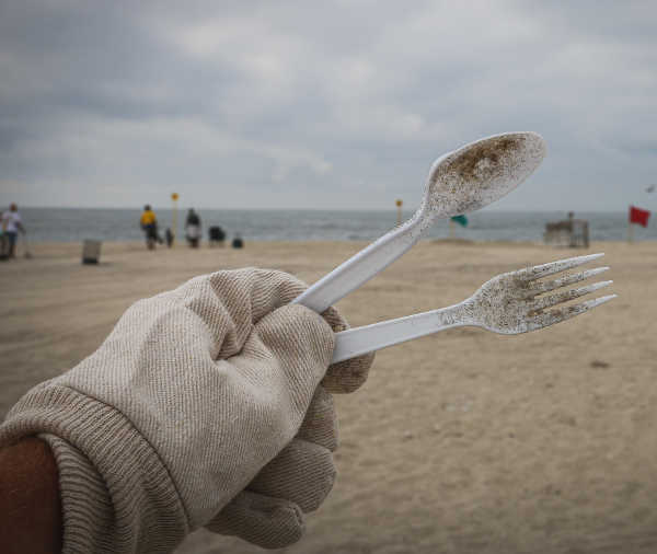 Posate in plastica rinvenute sulla spiaggia durante un'attività di pulizia