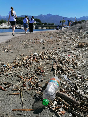 bottiglia di plastica sulla spiaggia