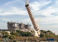  Piombino (LI): abbattimento ciminiere ex centrale ENEL